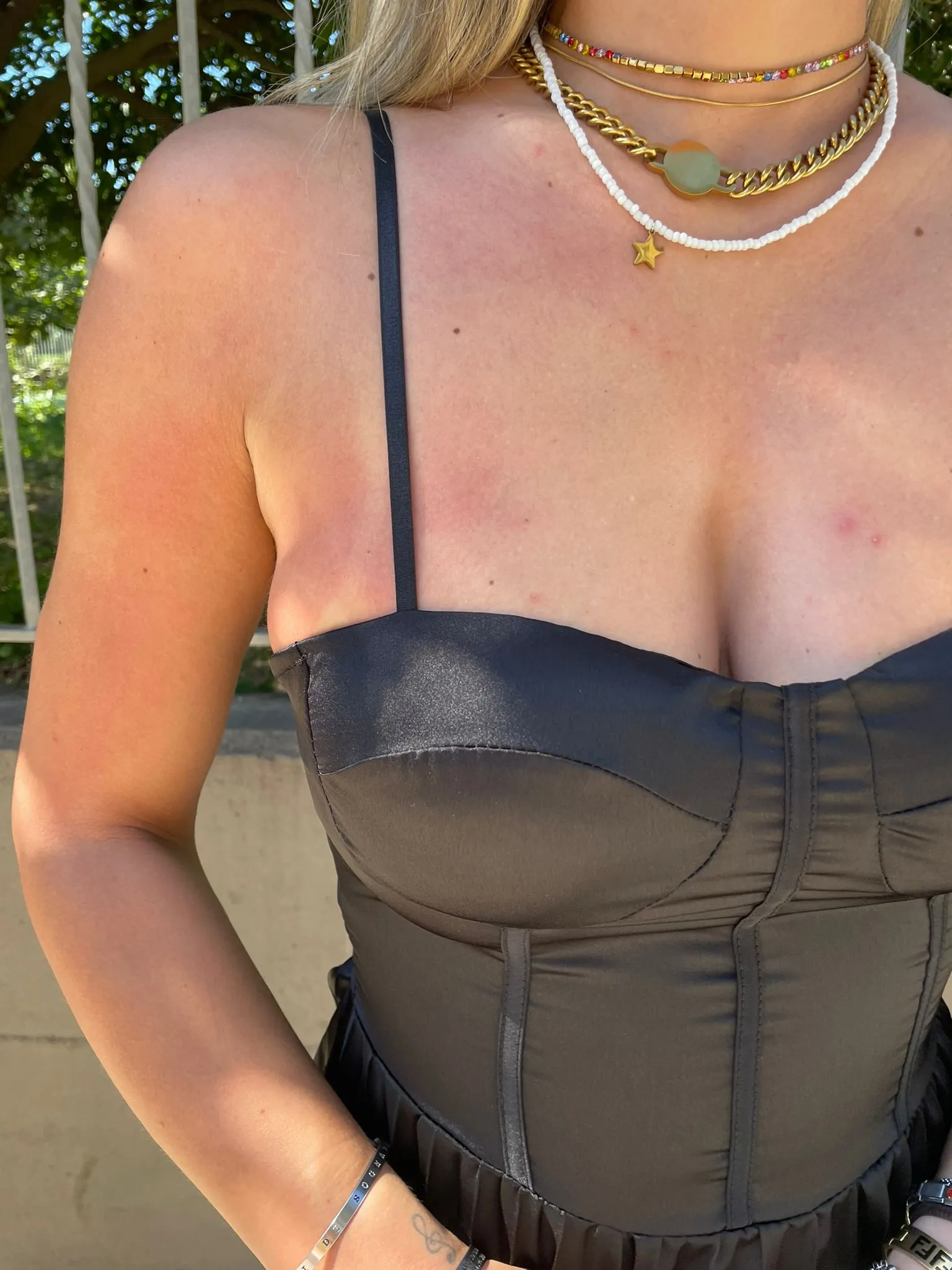 Vestito midi plissettato con scollo a cuore