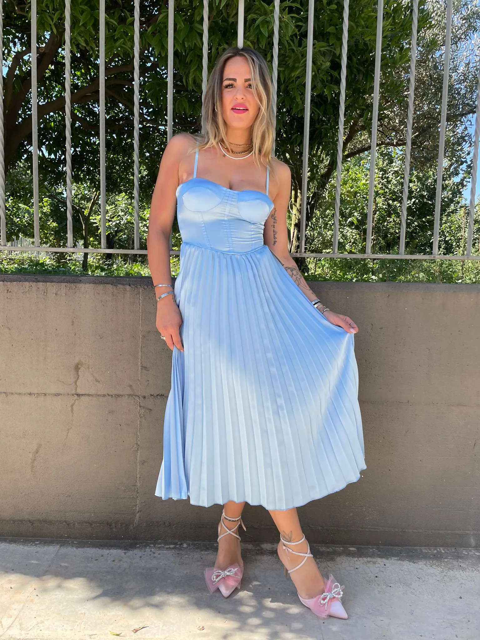 Vestito midi plissettato con scollo a cuore