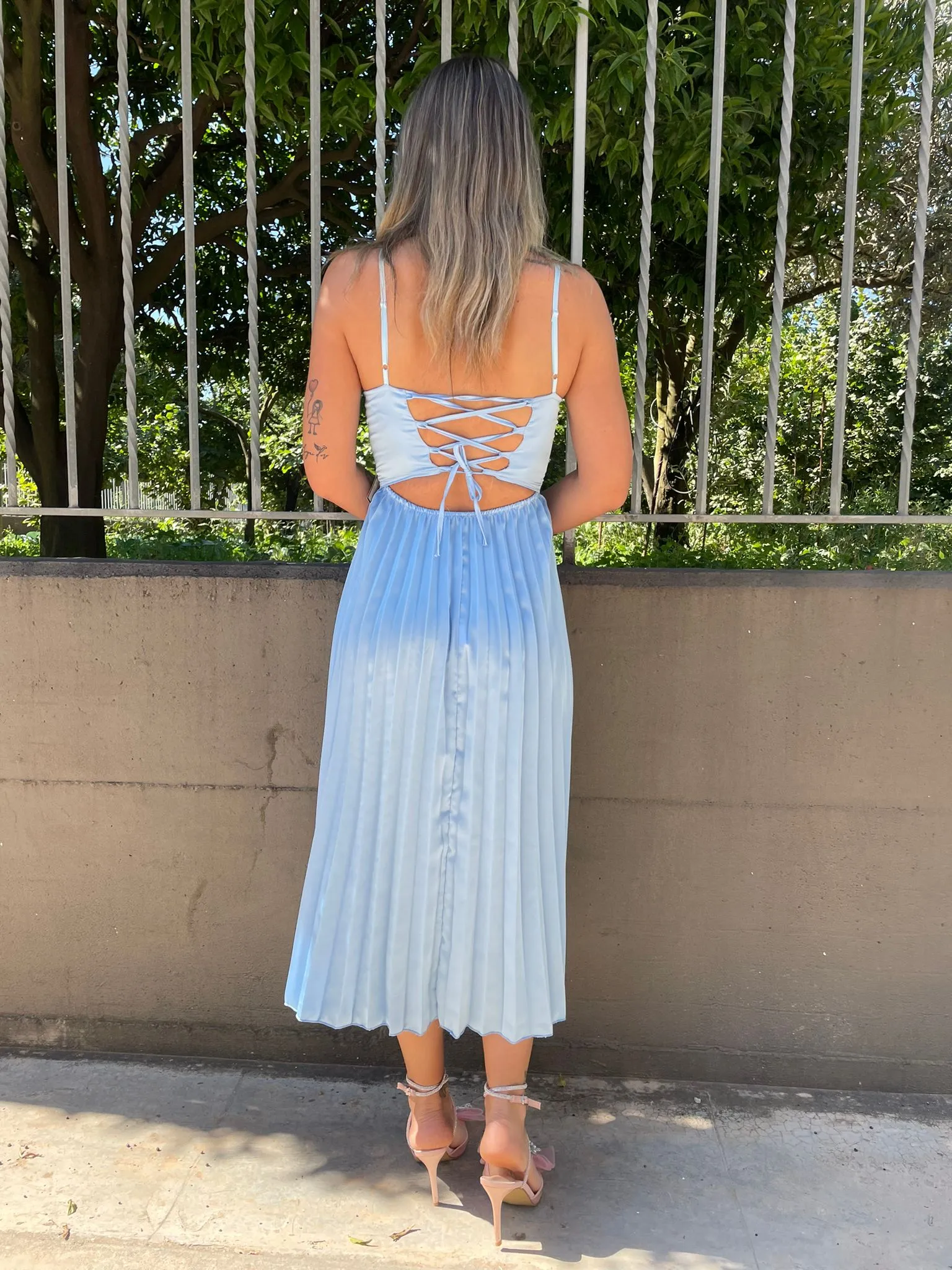 Vestito midi plissettato con scollo a cuore