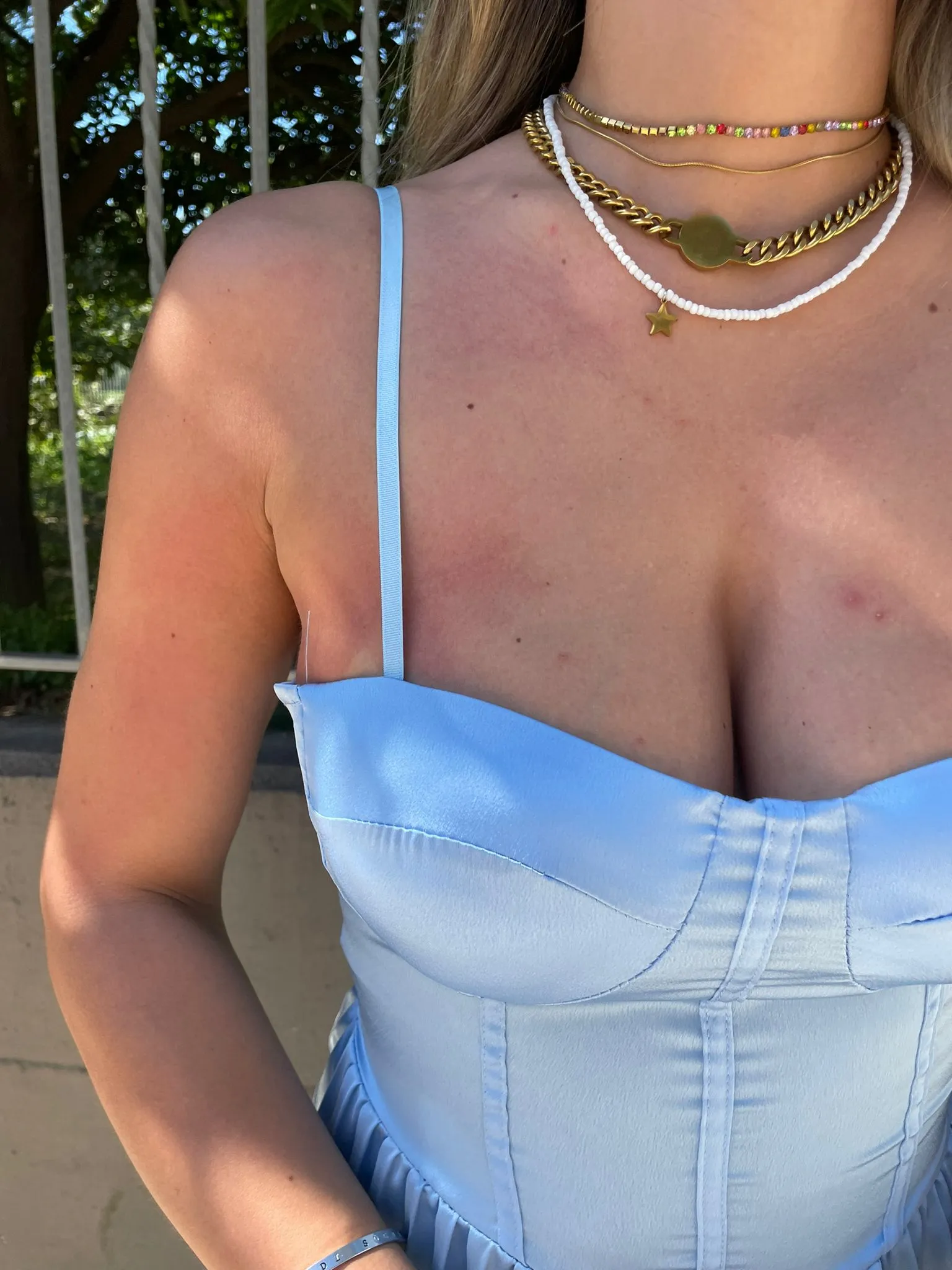 Vestito midi plissettato con scollo a cuore