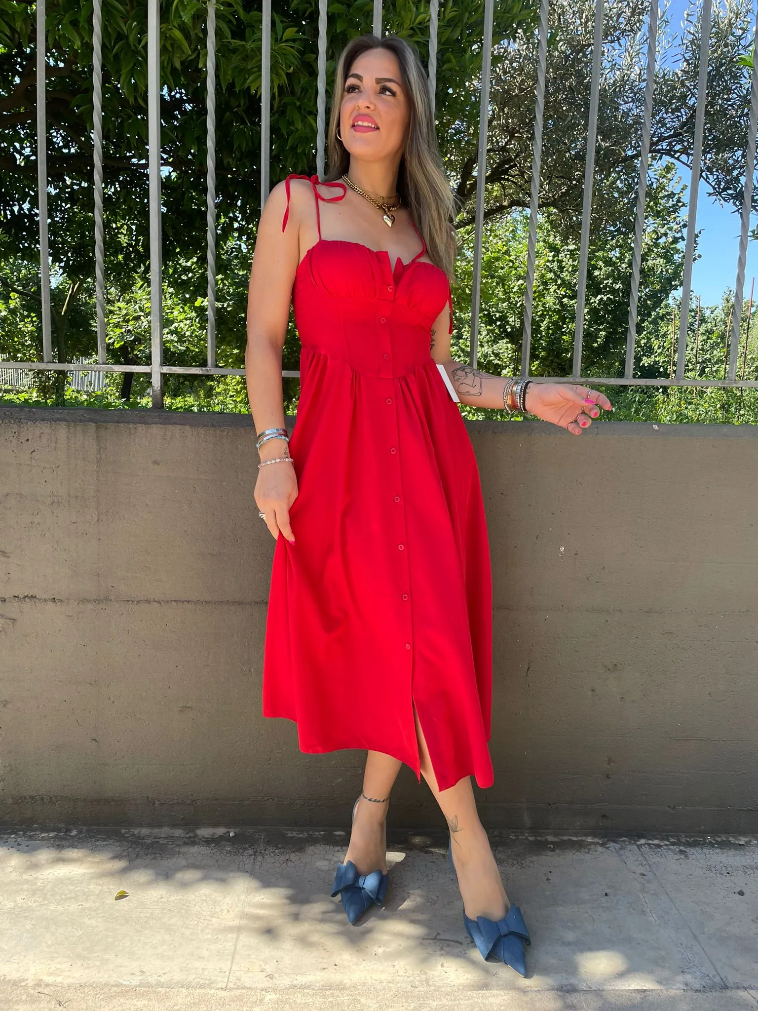 Vestito midi scampanato con bottoncini e laccetti
