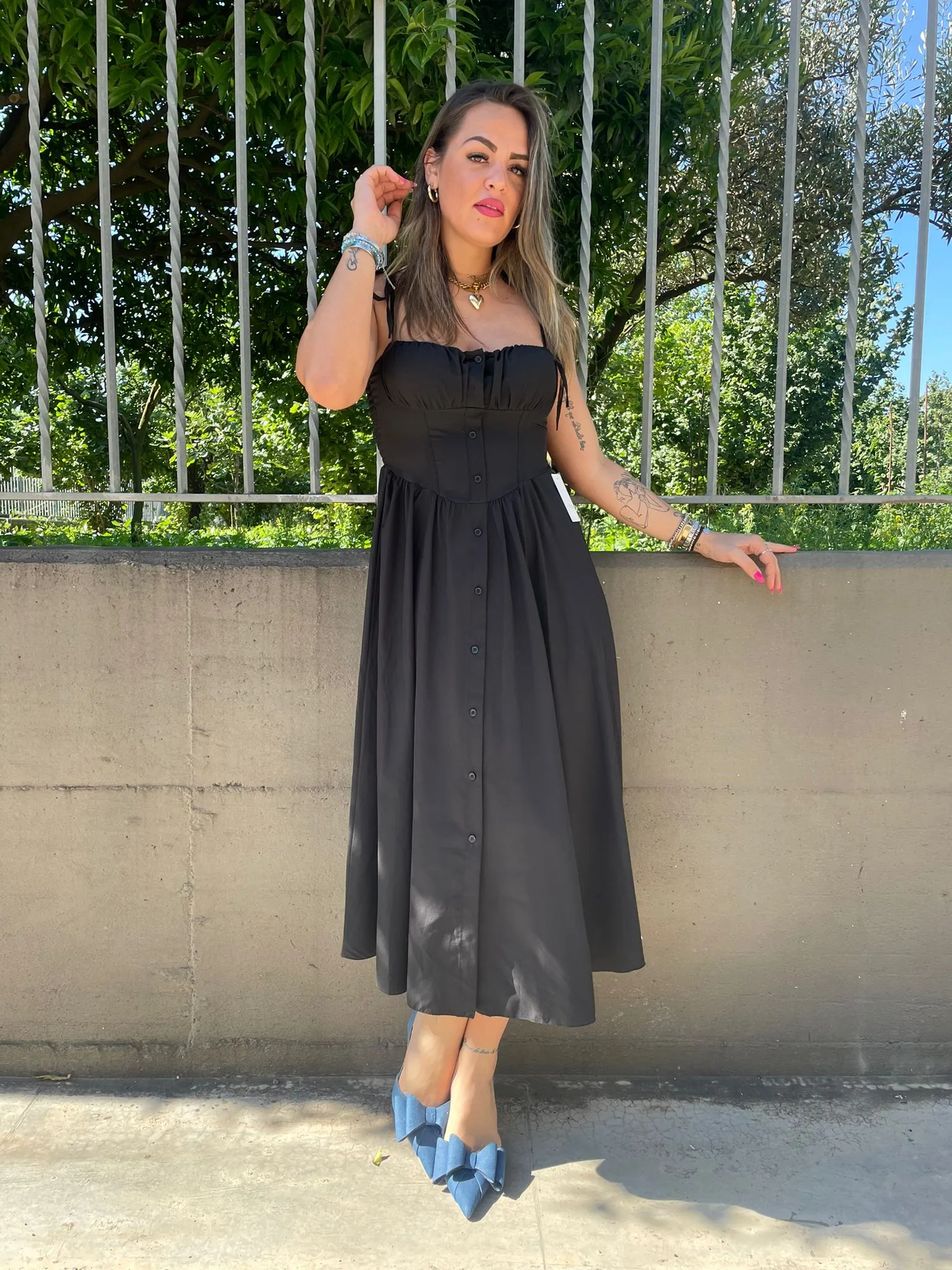 Vestito midi scampanato con bottoncini e laccetti