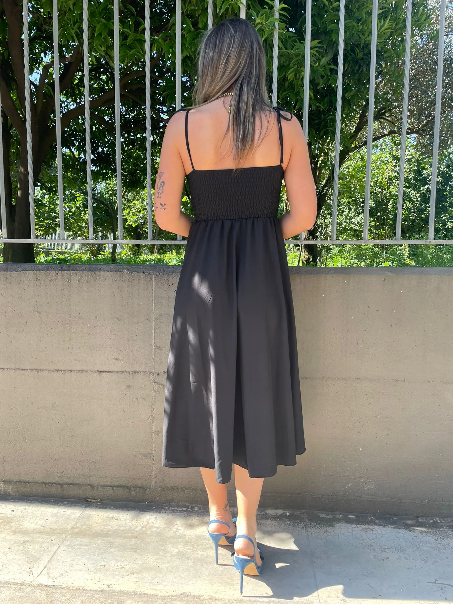 Vestito midi scampanato con bottoncini e laccetti