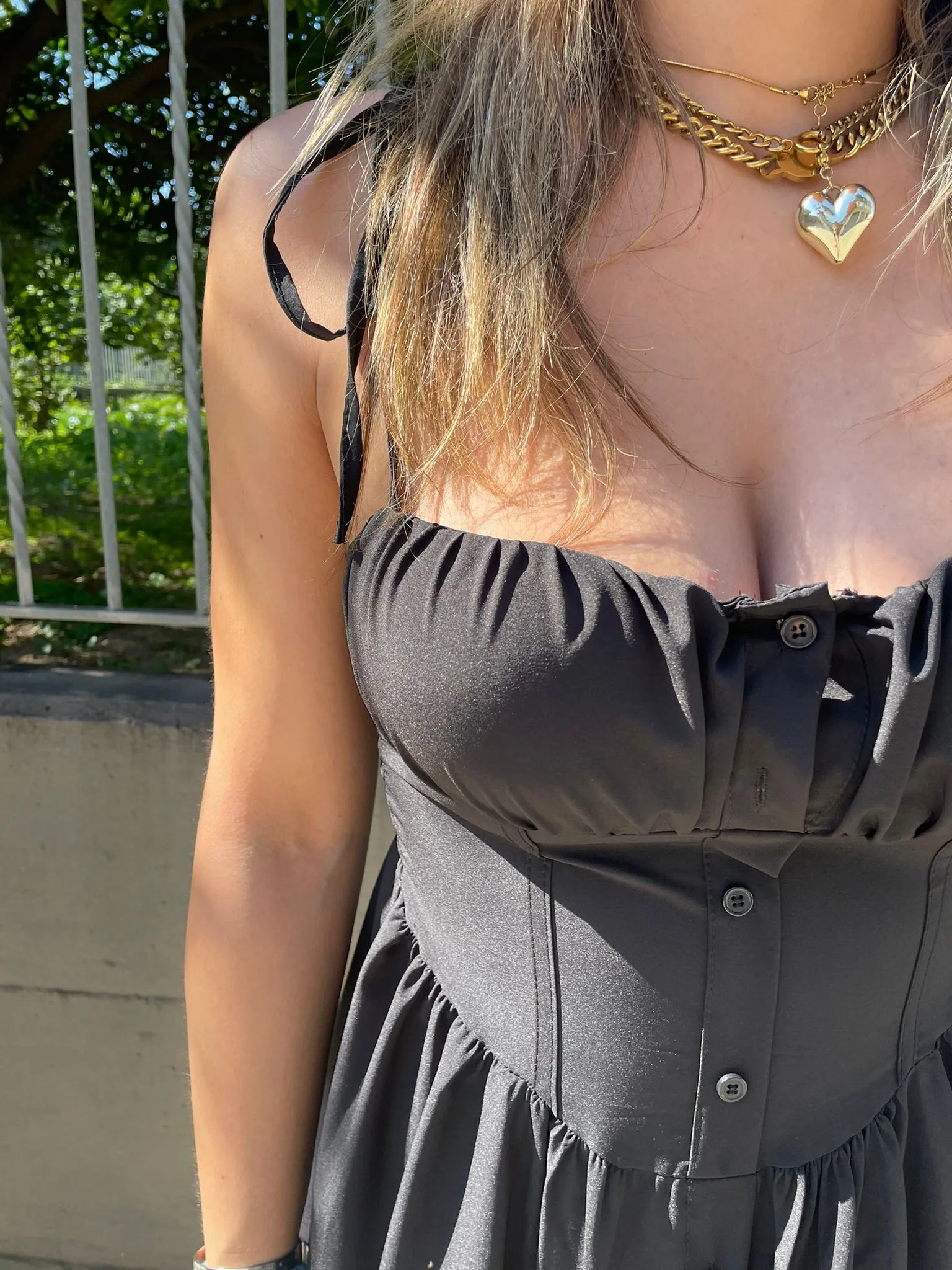 Vestito midi scampanato con bottoncini e laccetti