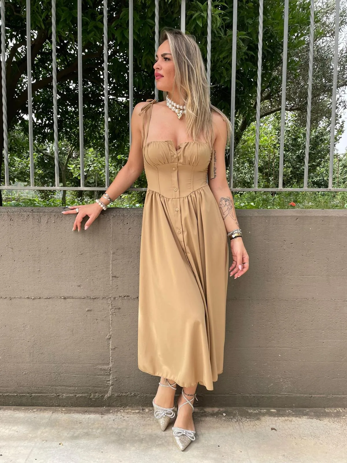 Vestito midi scampanato con bottoncini e laccetti