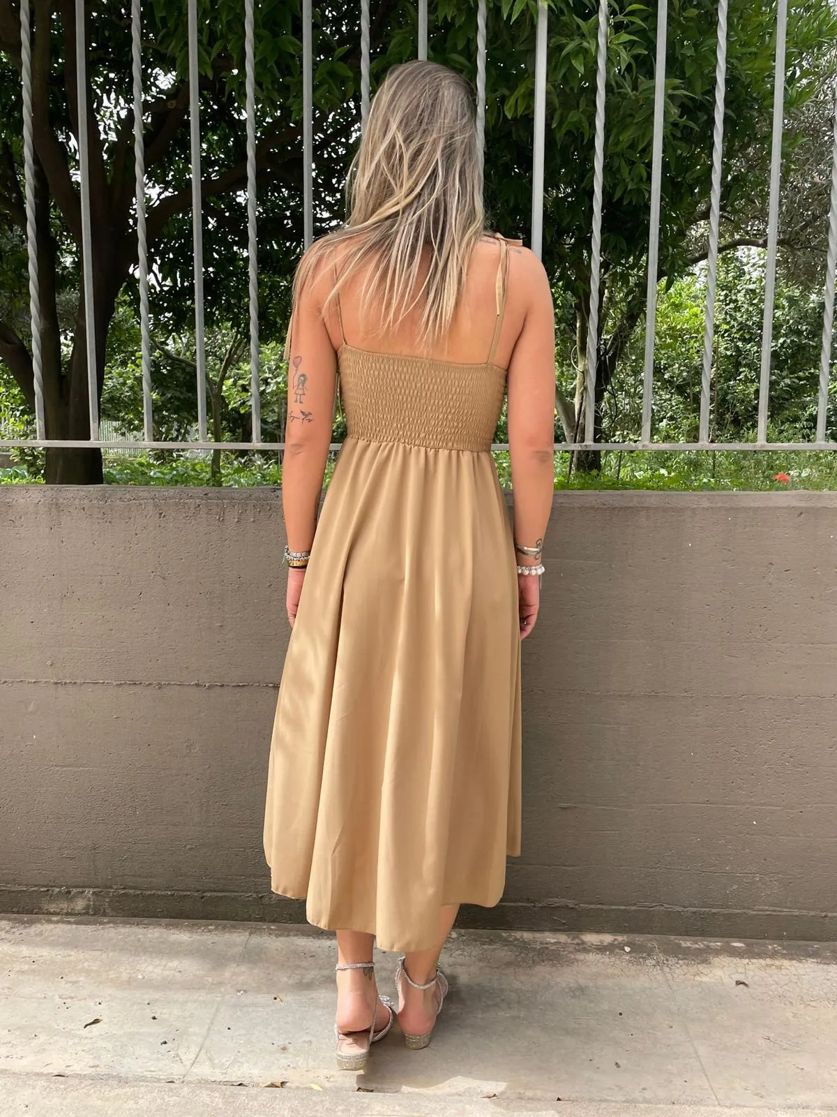 Vestito midi scampanato con bottoncini e laccetti