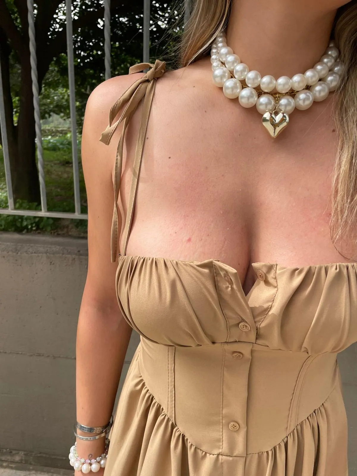 Vestito midi scampanato con bottoncini e laccetti