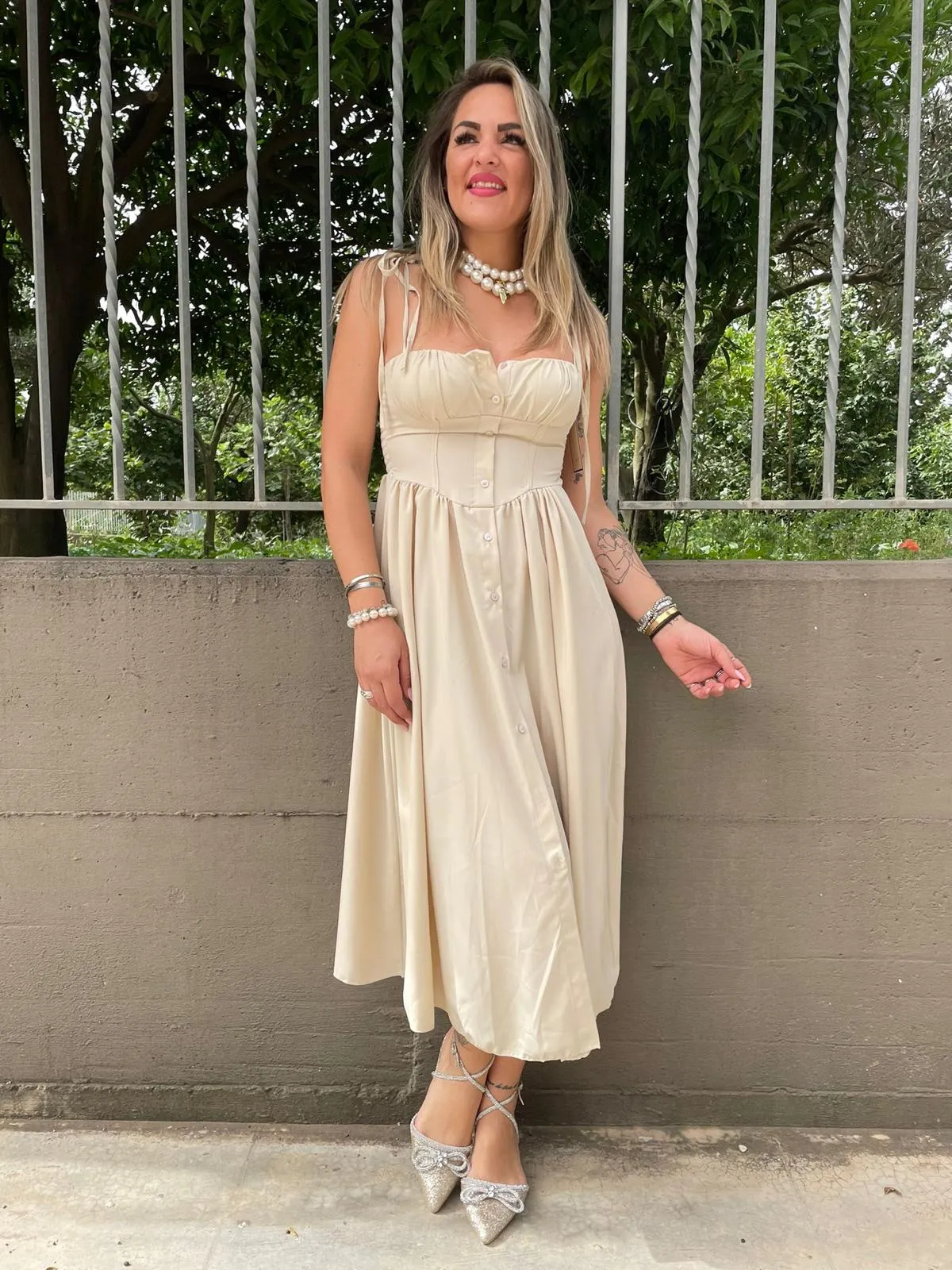 Vestito midi scampanato con bottoncini e laccetti