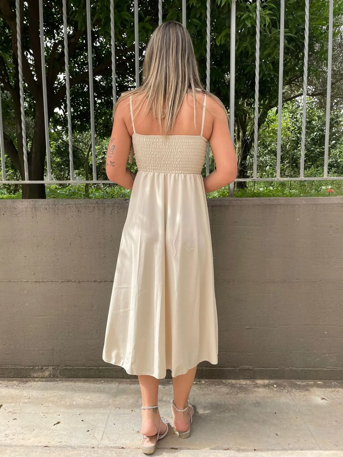 Vestito midi scampanato con bottoncini e laccetti