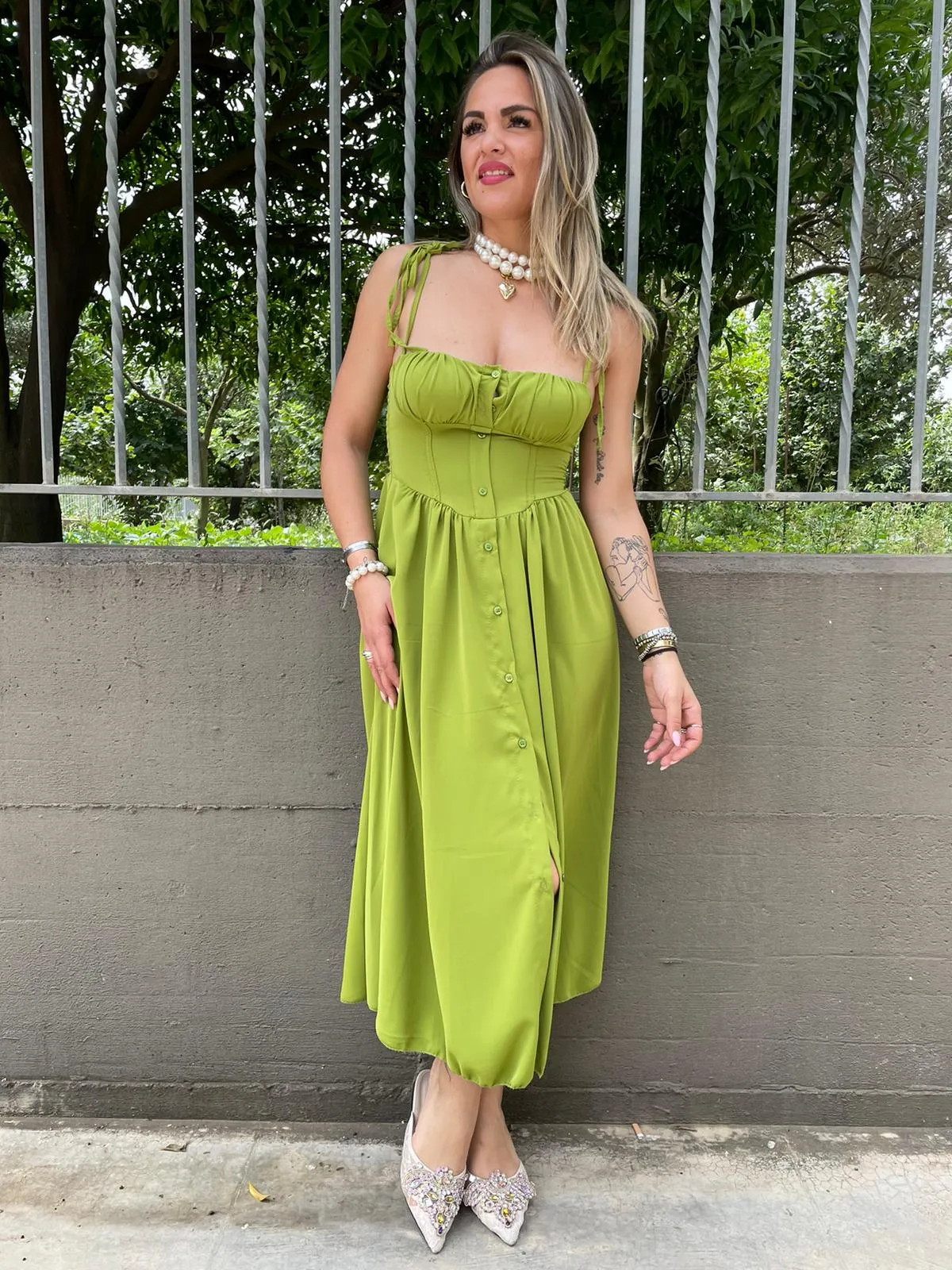Vestito midi scampanato con bottoncini e laccetti
