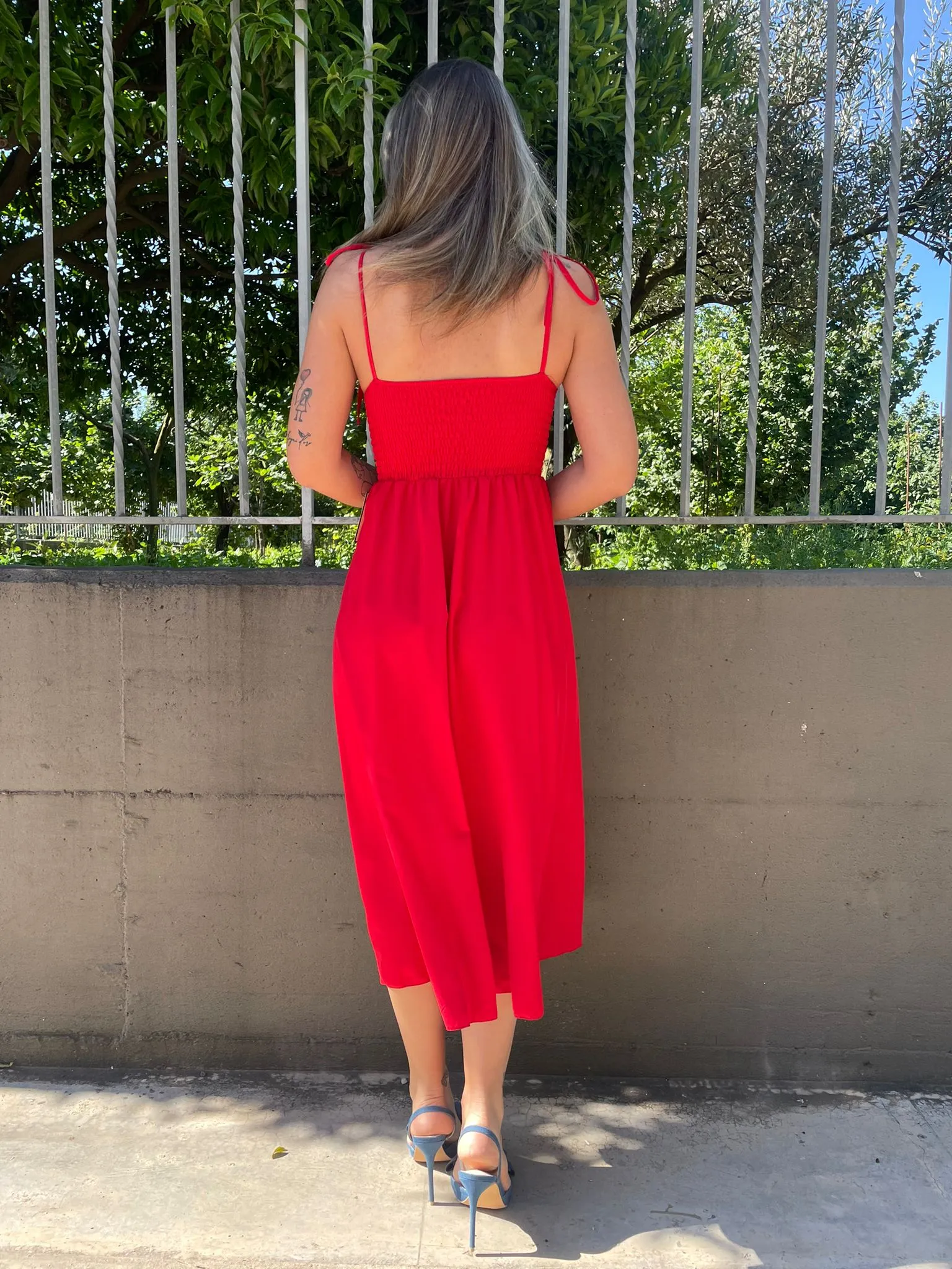Vestito midi scampanato con bottoncini e laccetti