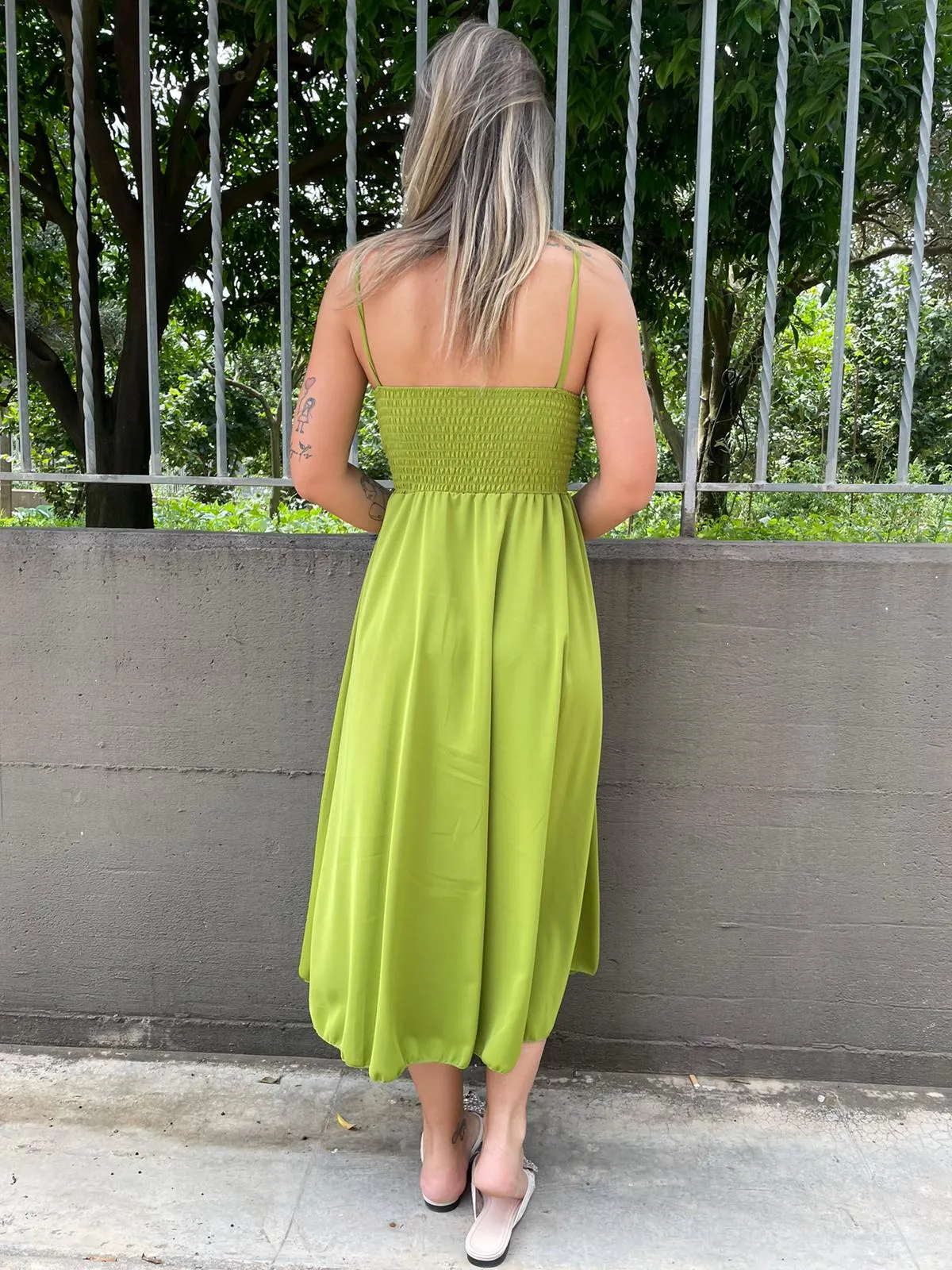 Vestito midi scampanato con bottoncini e laccetti