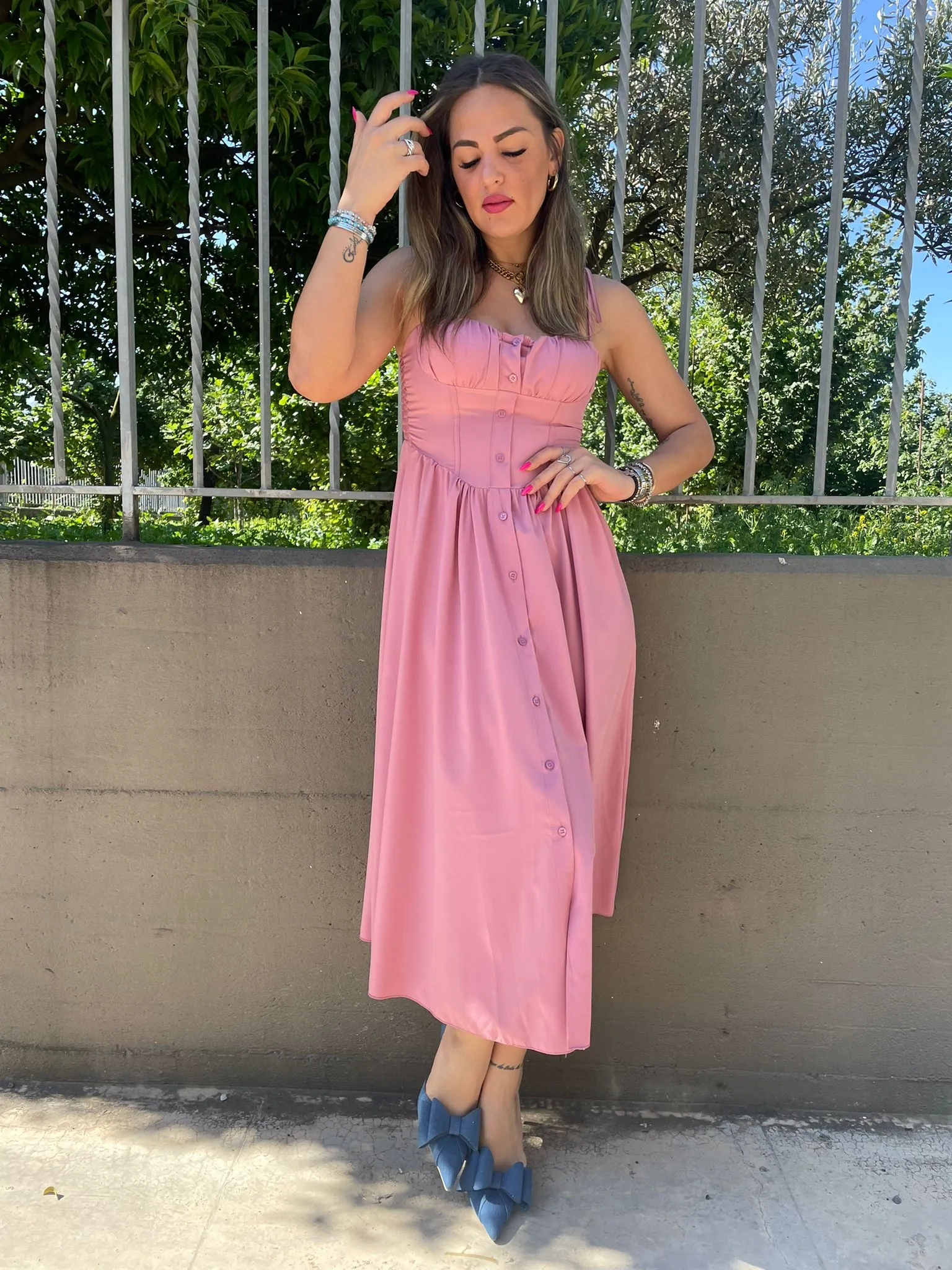 Vestito midi scampanato con bottoncini e laccetti