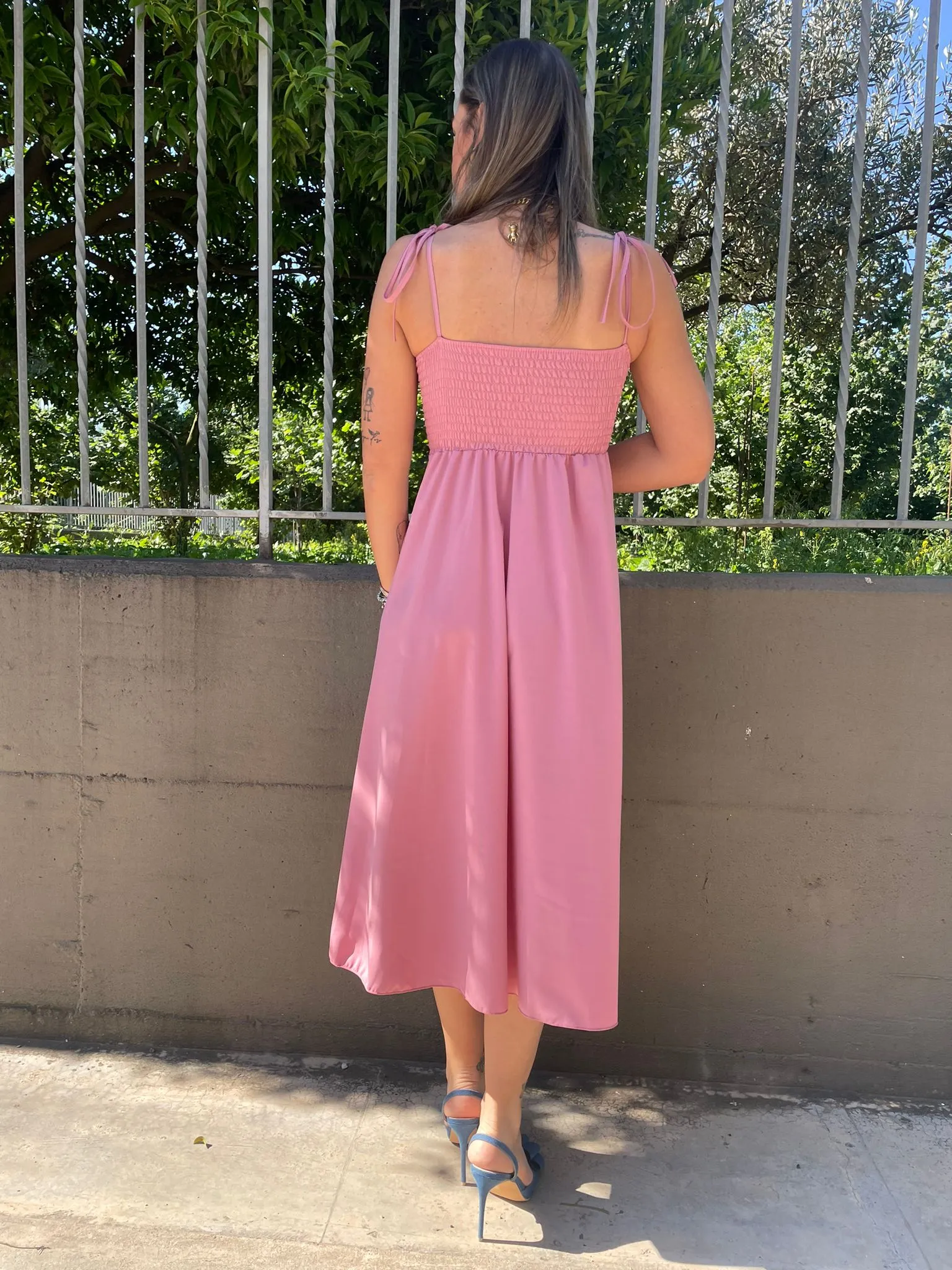 Vestito midi scampanato con bottoncini e laccetti