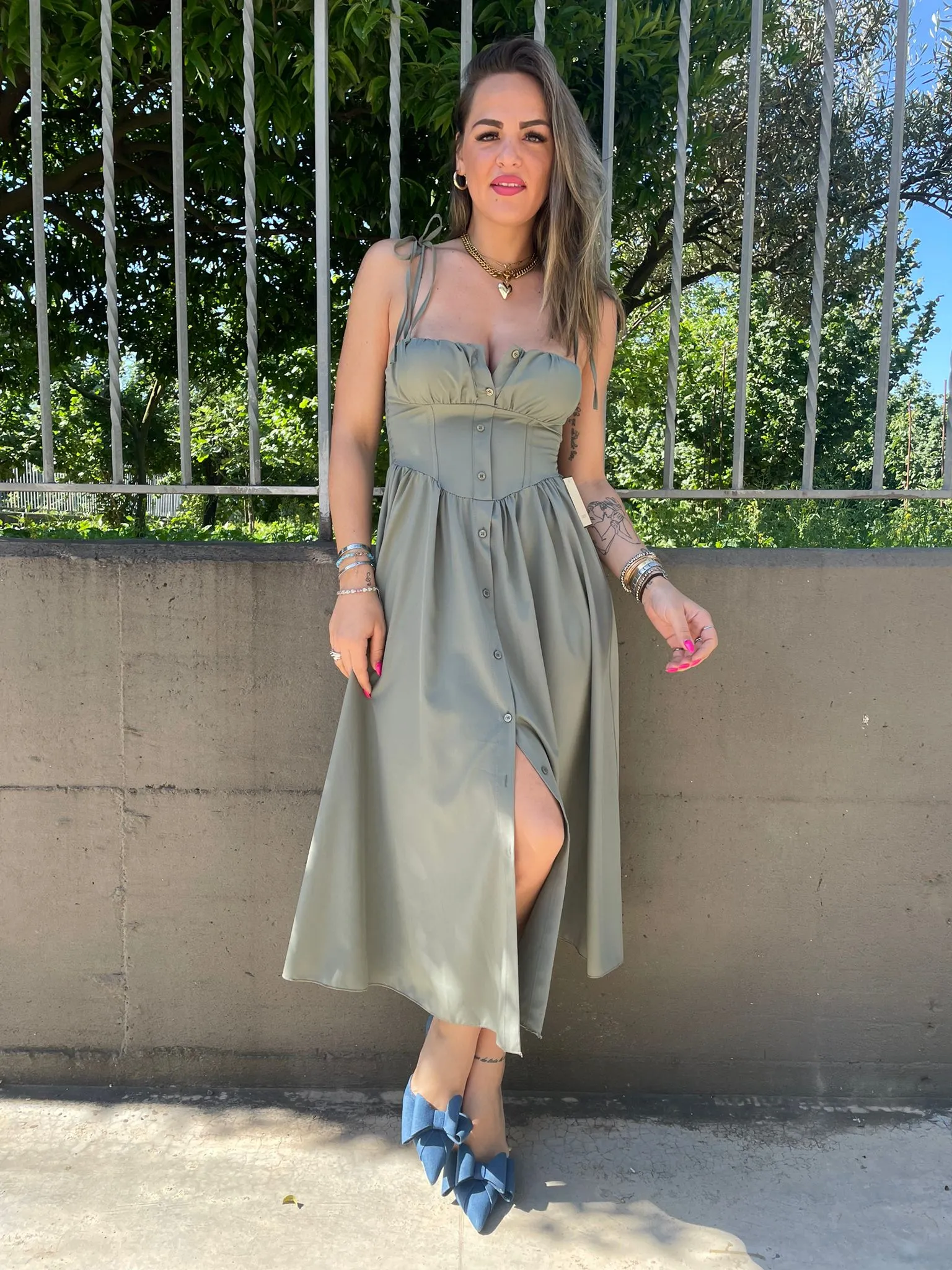 Vestito midi scampanato con bottoncini e laccetti