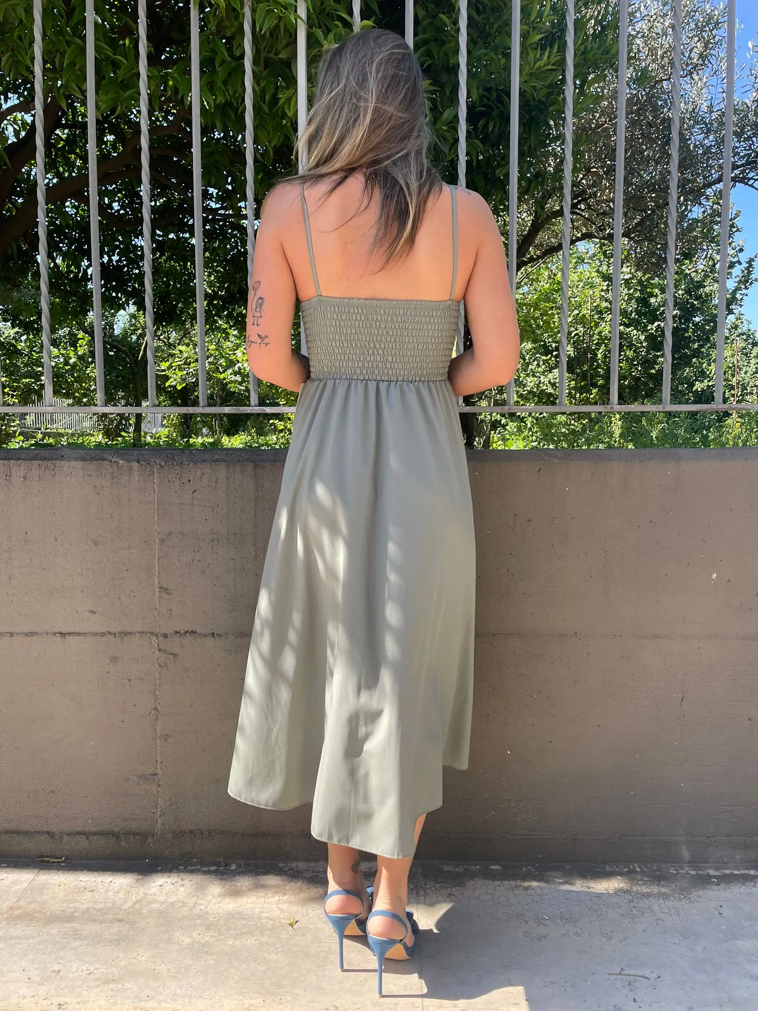 Vestito midi scampanato con bottoncini e laccetti