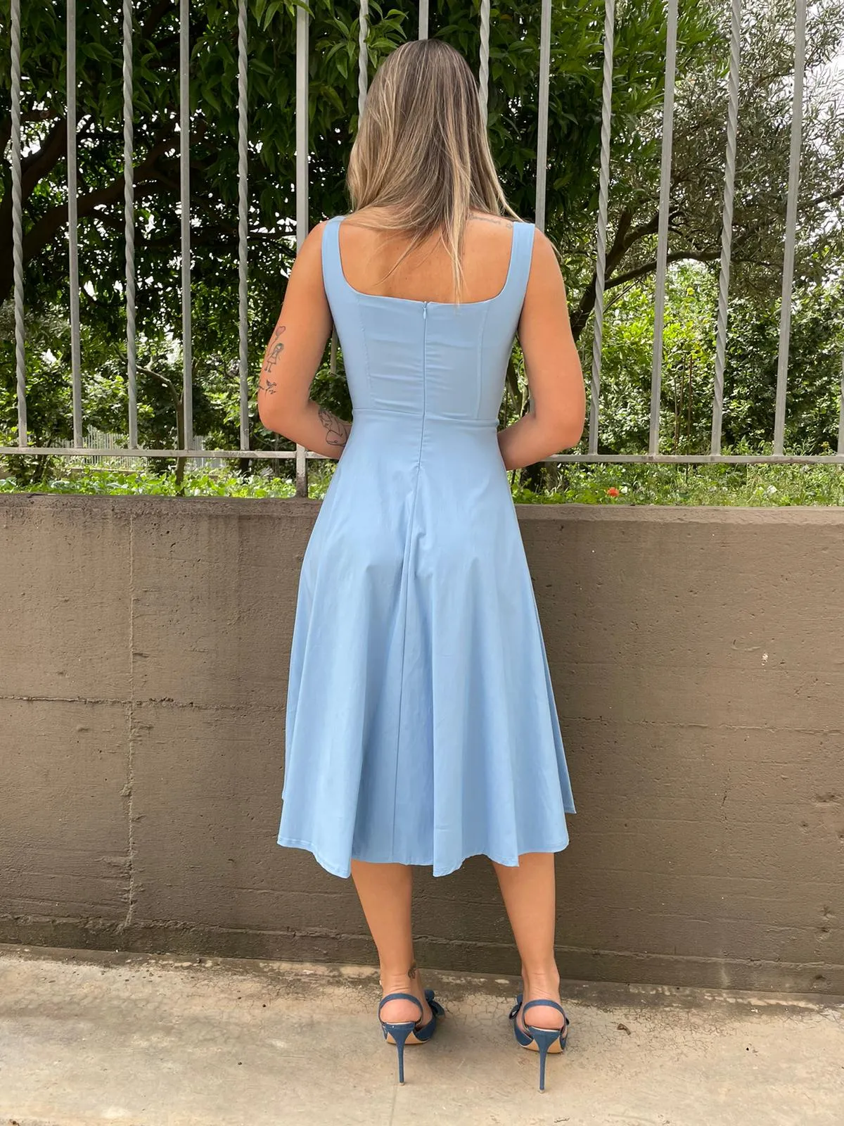 Vestito midi scampanato con corpetto